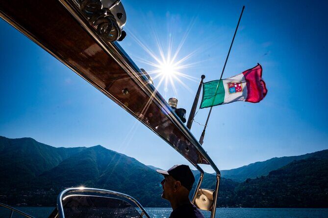 1H Private Cruise on a beautiful wooden speedboat on Lake Como - Cernobbio and Moltrasio: from Villa d’Este to a Versace-linked villa