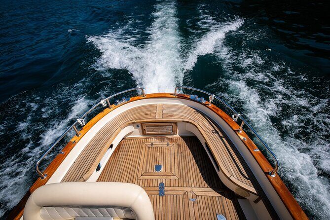 1H Private Cruise on a beautiful wooden speedboat on Lake Como - Small-group feel, English, and age rules for drinks
