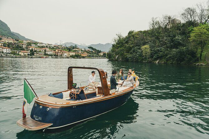 3 hours Private Boat Tour on Lake Como Bellagio - Menaggio: the easy photo moment on the lakeside