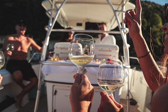 4 Hours Private Boat Cruise on Lake Como with Open Bar - Life Electric and the modern-meets-classic vibe