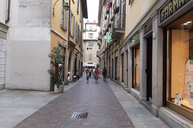 Como city and its History Exclusive Walking Tour (1 h from Milan) - Stop One: Cattedrale di Como and the Duomo That Feels Like an Ending