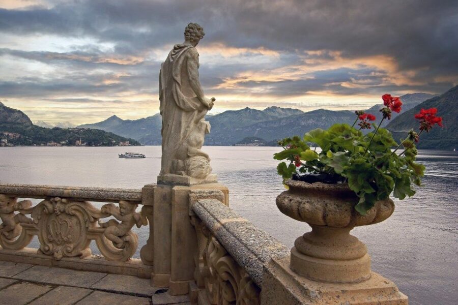 Half-Day Lake Como Discovery Tour from Milan - Finding the guide at Cioccolatitaliani inside Cadorna Station