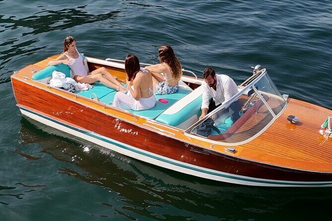 Private tour in classic wooden boat - Prosecco, included towels, and the small comfort upgrades